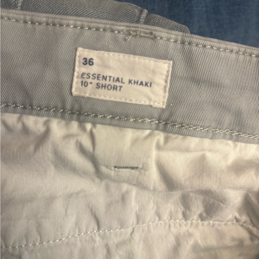 GAP Men's Light Gray Flat Front Chino Shorts - Picture 4 of 4
